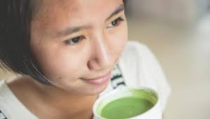 Dengan meminum teh hijau terlebih dahulu, anda dapat membatasi jumlah makanan yang masuk ke perut. 5 Cara Minum Teh Hijau Untuk Kurus Bisa Dicoba Nih