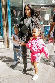 A force de voir sa mère passer des heures à se maquiller chaque jour pour réaliser son fameux « contouring », la fille de kim kardashian, 2 ans a 2 ans, north west, fruit de l'amour de kanye west et kim kardashian, marche indéniablement dans les pas de sa mère… elevée à bonne école, celle. Kim Kardashian Et Sa Fille North West Se Promenent Dans Les Rues De New York Le 14 Juin 2018 Purepeople