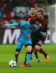 Zur saison 2015/16 musste kramer zu bayer 04 leverkusen zurückkehren, wo er häufig in die ungeliebte. Lionel Messi Of Barcelona Holds Of Christoph Kramer Of Bayer Levekusen During The Uefa Champions League Group E Match Lionel Messi Uefa Champions League Messi