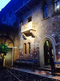 Dal nostro hotel, puoi raggiungere a piedi con una piacevole passeggiata, tutti i luoghi d'interesse e le famose vie dello shopping, tra cui via mazzini. Cara Giulietta Un Premio Alle Lettere D Amore Piu Belle Maria Teresa Ferrari