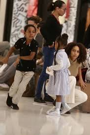 Check spelling or type a new query. Filhos De Tais Araujo E Lazaro Ramos Dao Show De Fofura Em Passeio Com A Mae Pelo Shopping Famosos Extra Online