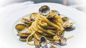 Spaghetti Alle Vongole Veraci Ricetta Primo Piatto Con Vongole Ricette Di Mare Spaghetti Alle Vongole Ricette Cibo Etnico