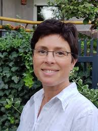 Esther Hirsch's Instagram, Twitter & Facebook