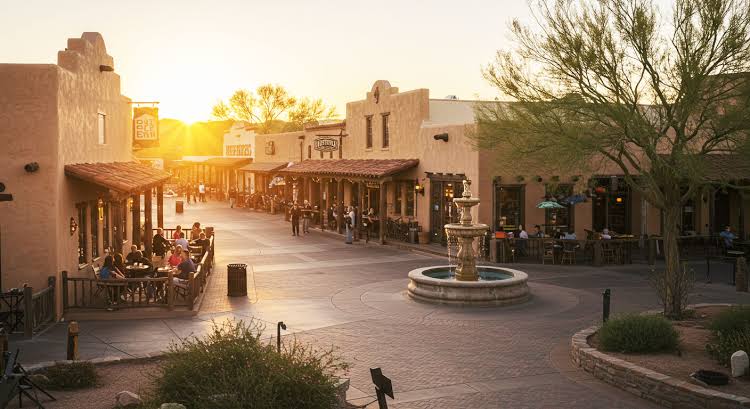 Le charme historique d'Old Town Scottsdale au coucher du soleil. Coup de cœur Evasion Forever 