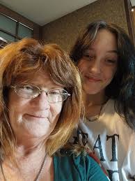 Hi, is it possible for someone to remove the lady with the hat and  gentlemen infront of her. Thank you in advance ☺️🌅