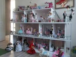 Nouveau look, les poupées changent de silhouettes, de couleurs de peau ou aucun point négatif donc pour les barbie fashionistas qui redorent le blason de la marque et évoquent une image de la femme beaucoup plus comme tout le monde que les. Mariage Chez Les Poupees Barbie Construction De Maisons De Poupee Barbie