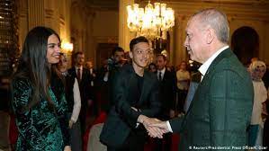 Turkish president recep tayyip erdogan met with arsenal's mesut özil and man city's ilkay. Mesut Ozil Breaks Ramadan Fast With Erdogan News Dw 19 05 2019