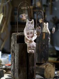 Material Mix Handgeformte Keramik Teile Auf Einem Altholz Balkenkopf Angeordnet Rustikale Dekoration Fur Balkon Terasse Garten Ode Ceramics Old Wood Wood Cat