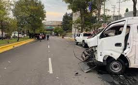 Fuerte accidente en santa fe deja al menos 15 heridos (video) al momento se reporta como saldo preliminar al menos 15 personas que resultaron lesionadas. Cdmx Volcadura De Combi Deja 10 Heridos