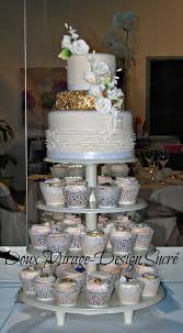 Tour A Cupcakes Vintage Avec Gateau De Mariage Blanc Et Or Cupcake Tower Vintage With White And Gold Weeding Cake Cake Desserts Food