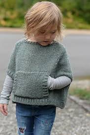 Schoner Kleiner Pullover Im Poncho Stil Mit Einer Tasche Auf Der Vorderseite Tricot Auf Der Einer Kleiner 2020 Baby Knitting Patterns Orgu Orgu Desenleri