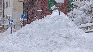 Wenn die luft um den schnee herum noch feuchtigkeit aufnehmen kann, also noch nicht wasserdampfgesättigt ist, können schnee und eis direkt vom festen in den gasförmigen aggregatzustand übergehen. Alpen Mehr Als 2 Meter Schnee Lawinen Und Muren Wetternews Wetteronline
