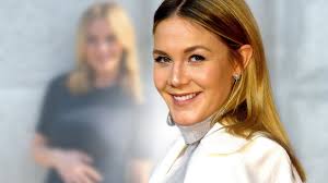 Merkau, who is expecting her second child, will be saying goodbye on june 4, 2021 during her temporary break from moderation. Annika Lau Sie Kehrt Zum Sat 1 Fruhstucksfernsehen Zuruck Bunte De