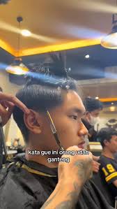 riskiafandi882 (riskiafandi882). Áudio original criado por riskiafandi882.  siapa yang mau tanggung jawab kalo udah  gini?#captainbarbershopid#taperfade#tukangcukur#middlepart#fringecut#hairartist#duaja...