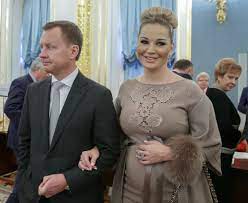 Максакова заявила, что заключила фиктивный брак, чтобы уладить вопрос с недвижимостью. Opernaya Pevica I Deputat Mariya Maksakova Rodila Tretego Rebenka
