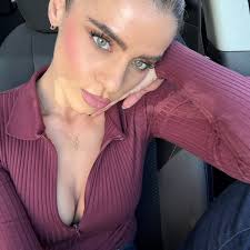 Creadores de contenido españoles: Story: singular Stories: plural ¡”Storie”  no existe! Dejad de usar esa palabra. 🥲