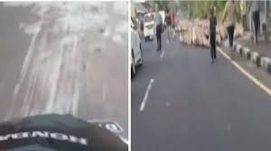 Jalan raya ialah jalan besar atau main road yang menghubungkan satu kawasan dengan kawasan yang lain. Tak Mau Kalah Dengan Pesepeda Rombongan Ini Jadi Sorotan Karena Penuhi Jalan