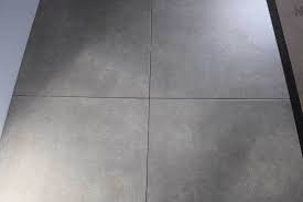 Wie verlege ich fliesen in betonoptik? Betonoptik Fliesen In Grau 61 5 X 61 5 Keramik Feinsteinzeug Beton Innen