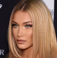 One of bella hadid's secrets is that she's not actually a brunette — her natural color is blonde! Pin By Darcy Maxwell On Makeup Looks Bella Hadid Makeup Honey Blonde Hair Hair Beauty