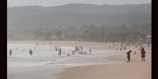 Teras (full pagar & canopy) row jalan depan luas. Bermain Ombak Di Pantai Pasir Putih Sawarna