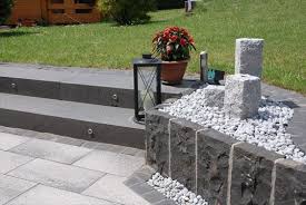 Bei der abkühlung entstehen die typischen, meist sechseckigen. Terrassenubergang Zum Garten Mit Beleuchteten Basalt Blockstufen In Velbert Kloss Garten Und Landschaftsbau Velbert