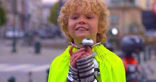 Al sinds 2013 het enige satirische actuamagazine op de vlaamse televisie. De Kleine Man Uit De Ideale Wereld Acteert In Nieuwe Webreeks Maar Later Wil Ik Graag Olijfboer Worden Tv Hln Be