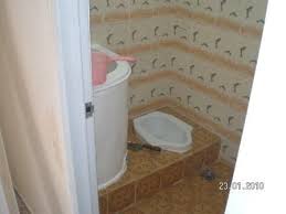 Untuk memaksimalkan keindahan di kamar mandi, anda bisa memadukan bebagai jenis motif ubin. 9 Ide Desain Kamar Mandi Kloset Jongkok Simak Yuk Bangizaltoy Com