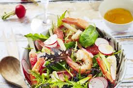 Salade De Crevettes Aux Radis Pamplemousse Pomme Jeunes Pousses Et Coriandre Recette Salade De Crevettes Salade Recettes De Cuisine