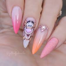 Esta otra imagen corresponde a unas uñas de porcelana que más asociamos a lo que solemos ver para este. Unas Decoradas De Dibujos Animados En 2021 Manicura De Unas Unas Postizas De Gel Unas De Gel Bonitas