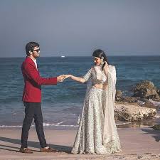 Do You Mudit And Rashi S Amazing Pre Wedding Shoot At Le Meridien Alaqah In Fujairah Photography Ha Romantic Photoshoot Wedding Photos Poses