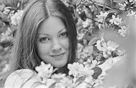 Lynne Frederick: Life Story and Glamorous Photos of the Most Beautiful and  Controversial British Actress