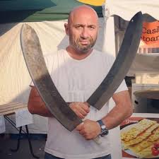Chefi la cutite hat derzeit 1 tausend bewertungen mit einem durchschnittlichen bewertungswert von 4.2. Ma Uit La Chefi La Cutite Si Admir Pantofii Rosii Ai Lui Chef Scarlatescu Home Facebook
