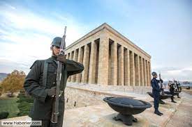 Tören nöbeti tutan anıtkabir askerleri dışında hiçbir askerin silah taşımasına izin verilmedi. Askerler Anitkabir Onunde Saatlerce Hareketsiz Nasil Duruyor Foto Galerisi