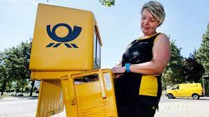 1939 verfügt die generaldirektion dann, dass grundsätzlich für briefkästen und wertzeichenautomaten die farbe «postgelb» einzusetzen sei. Auch In Bayreuth Andert Das Unternehmen Leerungszeiten Die Post Kommt Spater An Bayreuth Nordbayerischer Kurier