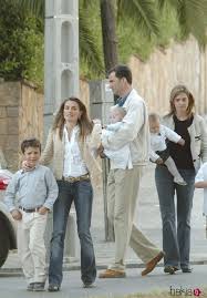 La Reina Letizia, cariñosa con Froilán y acompañada del Rey Felipe ...