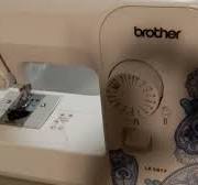 máquina de coser brother LX3817 / como enhebrar el hilo en la aguja de  máquina de coser