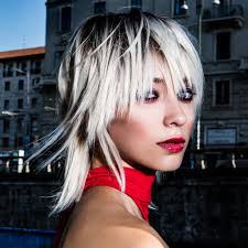 Tagli capelli medi scalati e sfilati. Medio Scalato Biondo Freddo Trilab