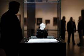 Cea mai mare bijuterie tăiată, numită iniţial cullinan i, ulterior marea stea a africii, are forma unei pere şi cântăreşte 530,2 carate. Cel Mai Mare Diamant Din Lume Vandut Pentru 53 De Milioane De Dolari Stirileprotv Ro