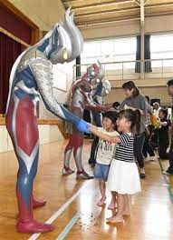 ウルトラマンが熊本被災地訪問 子供らに 癒やしを ウルトラマン スーツ 子供 ヒーロー
