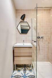Elles redoublent d'astuces pour optimiser pour offrir une salle d'eau digne de ce nom à ses clients, la décoratrice de l'agence maj decoration a façonné un lieu chaleureux et lumineux. Gain De Place Petite Salle De Bain Sur Pinterest Cote Maison