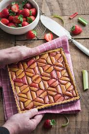 Tarte Geometrique A La Rhubarbe Rhubarbe Recette Dessert Recettes Sucrees
