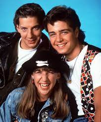 Blossom es una comedia de situación estadounidense que se emitió durante cinco temporadas en don reo creó la serie, protagonizada por mayim bialik como blossom russo, una adolescente. See The Cast Of 90s Show Blossom Now In 2021 Blossom Tv Show Blossom Tv Joey Lawrence