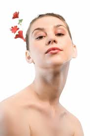 Imágenes de Mujer con pétalos de rosa libres de derechos