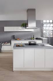 Helles Grau Passt Ausgezeichnet Zu Einer Weissen Kuche Die Arbeitsplatte Wurde Hier In Einem Hellen Grau Mit Steinoptik Wohnung Kuche Weisse Kuche Haus Kuchen