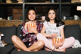 Resultado de imagem para desenhos de pessoas assistindo filme de terror na tv