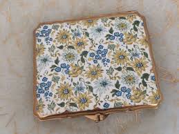 A gorgeous large vintage powder compact made by stratton in the 1950s. Pin On Fun Vintage From Our Little Shop