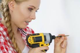 Trik Melubangi Kayu Memakai Bor, Ibu-Ibu pun Bisa Melakukan Sendiri