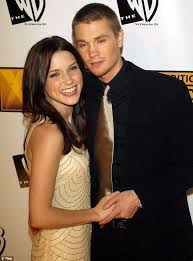 Dec 03, 2020 · murray and bush first met on the set of one tree hill and began dating in 2003, a few years after the show first aired. Pin On Sophia Bush