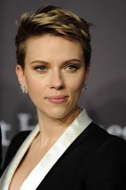 Laineygossip Scarlett Johansson At Amfar Gala In Perfect Tailored Black Suit Hairstyle Scarlett Johansson Short Hair Styles