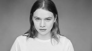 Narra, in maniera aderente alla realtà dei fatti. Das Projekt Ich Bin Sophie Scholl